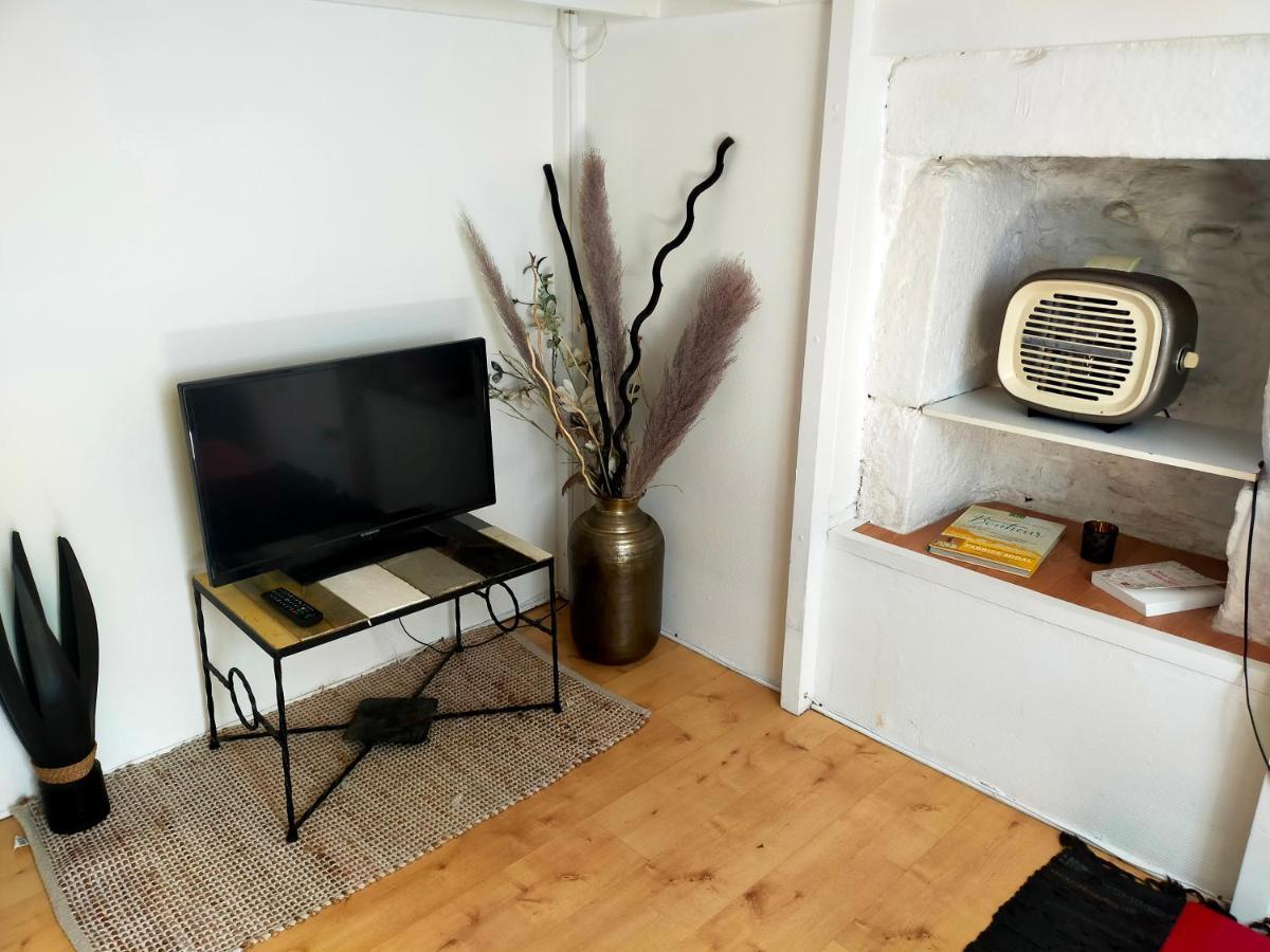 Apartment Au Bord De L'eau A Concarnoloc